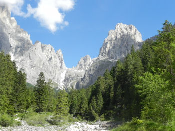 Panorama sulla testata della Val Pradidali, da sx: Sass Maor (tra le nuvole), Cima di Ball, Campanile Pradidali, e più a dx: Torre Pradidali e Pala Canali (44576 bytes)